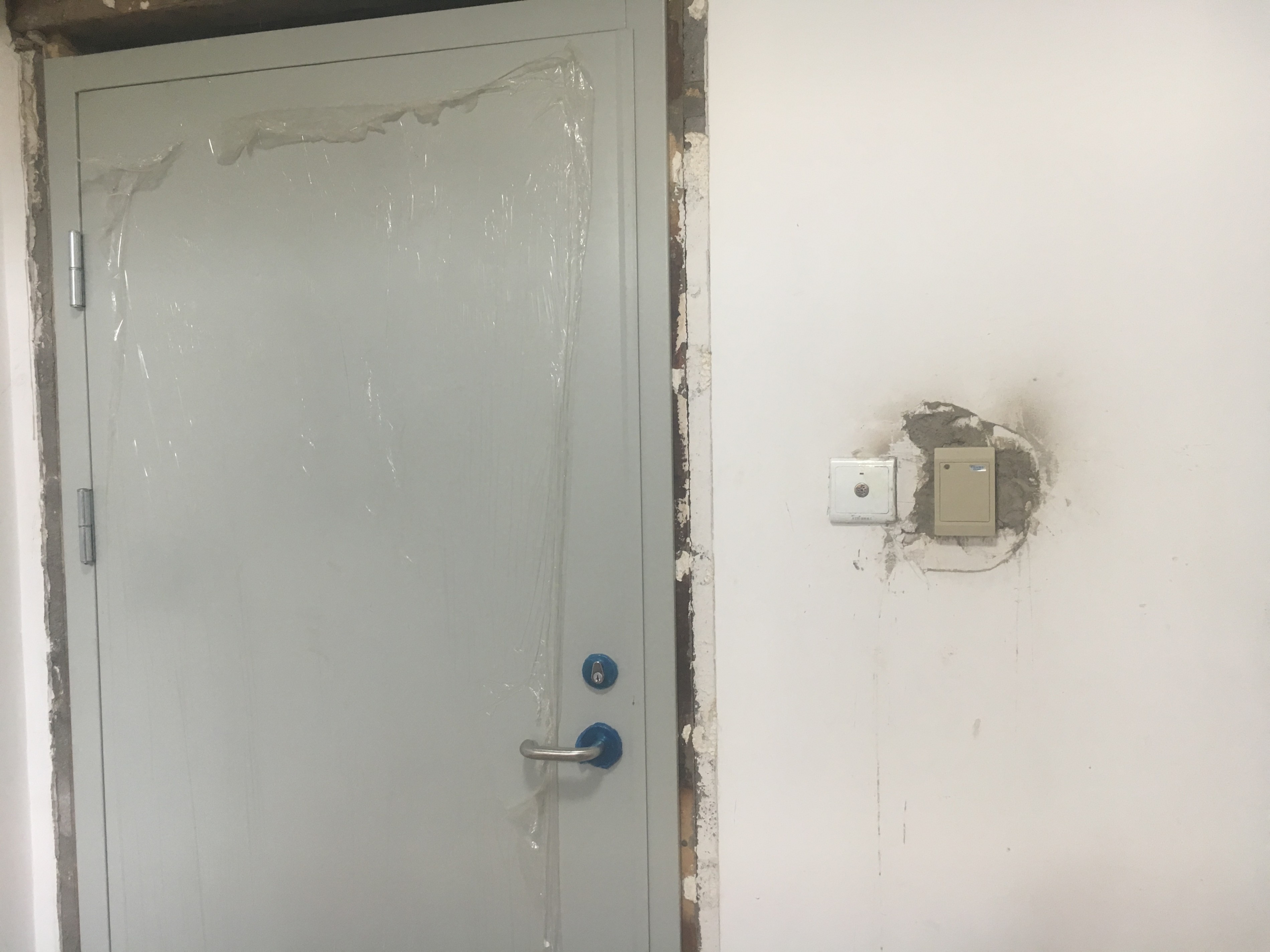 北京城建七消防通道門安裝完成